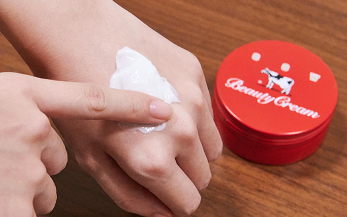 カウブランド 赤箱 ビューティクリームを手に伸ばす