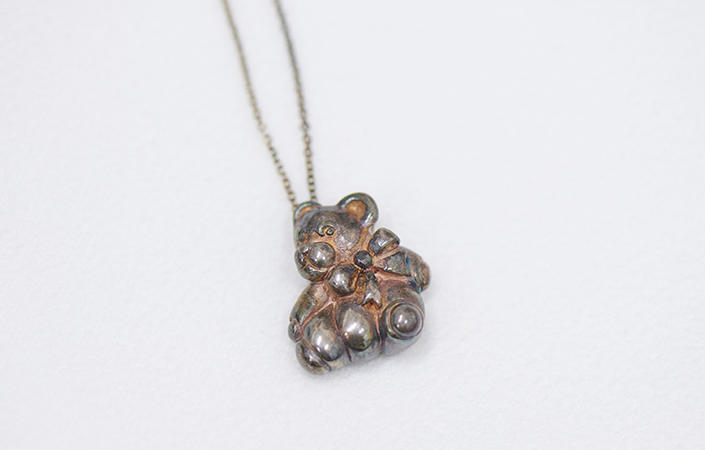 錆びたシルバーアクセサリー