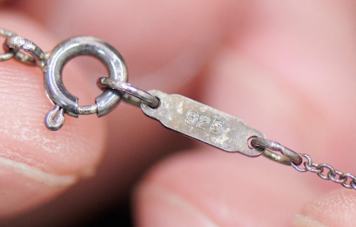 シルバーアクセサリーの見分け方