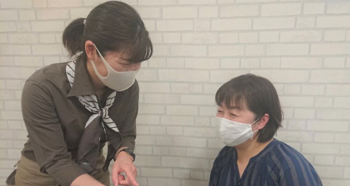 カウンセリングをするハンズのスタッフビューティコンシェルジュ