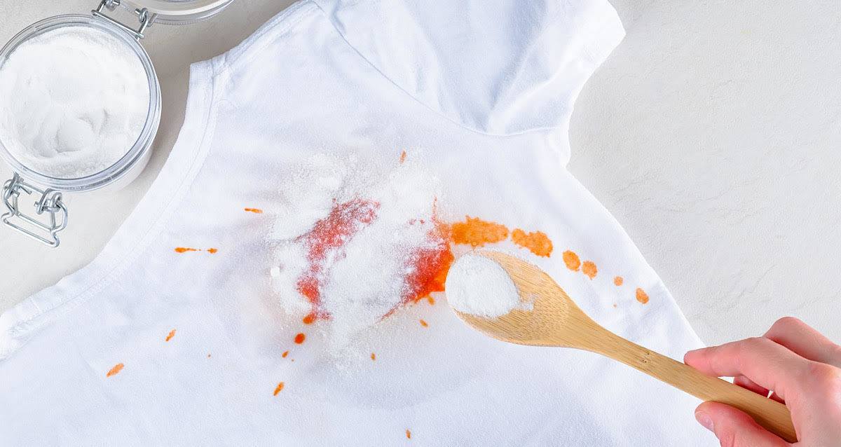 衣類の染み抜き方法。必要な道具や出先での応急処置なども解説