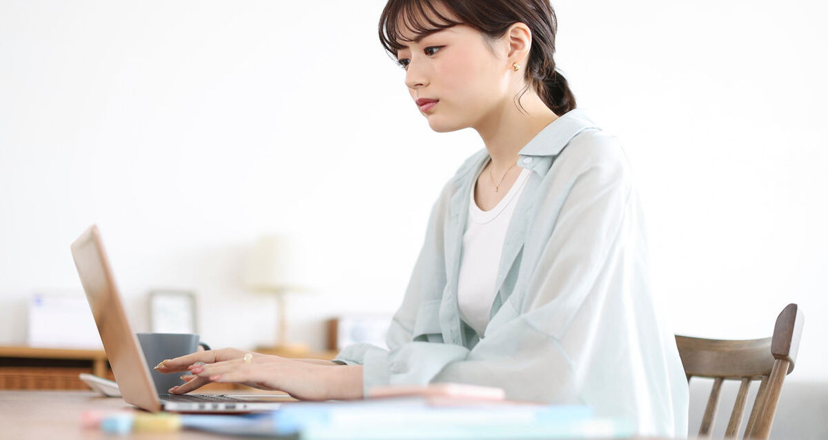 デスクワーク中の姿勢を保つコツとは？