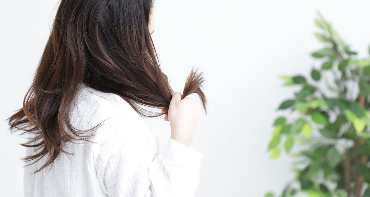 髪のうねりのクセを解消するコツや対策方法、おすすめのヘアケアアイテムご紹介