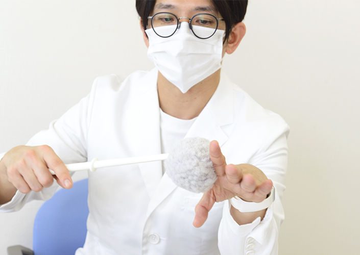 サトミツ棒を解説するサトミツさん