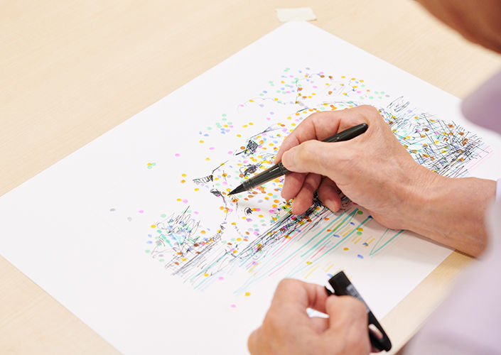カバの絵を描く柴崎春通さん