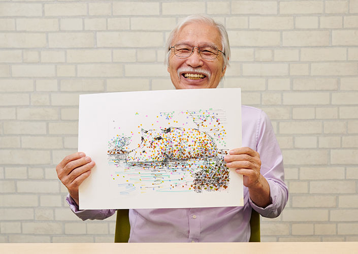 笑顔の柴崎春通さんとカバのイラスト