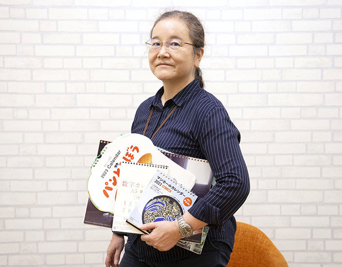 何かを手にしている事務用品バイヤー大瀬