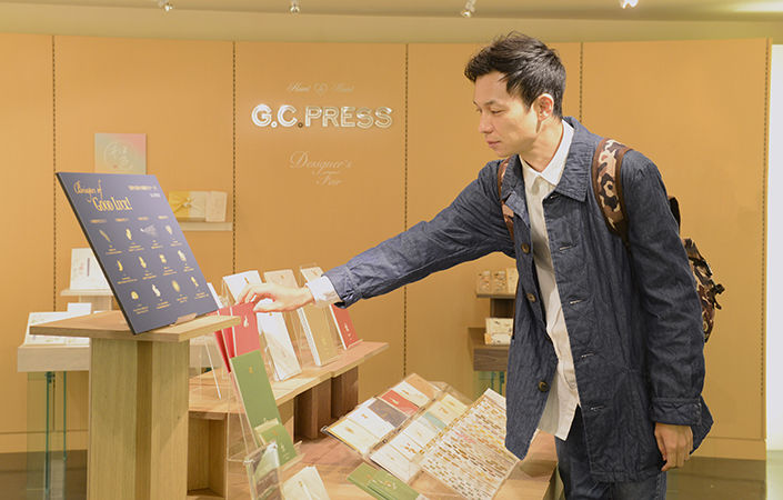 G.C.PRESSさんを訪れる大島バイヤー