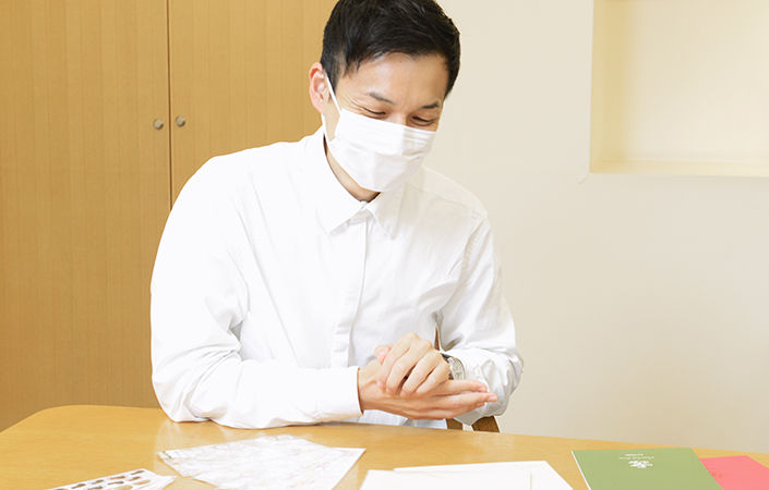 商品を手に取る大島バイヤー