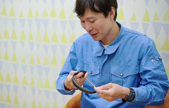 持ち運びできる段ボールストッカーを使う滝沢さん