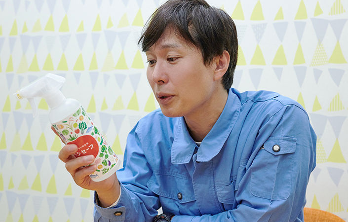 ベジセーフの使い方を確認する滝沢さん