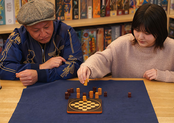 コマを渡し、渡され、真剣に戦略を練るお二人。