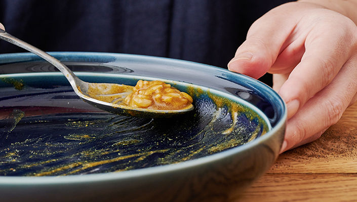 カレーをすくう