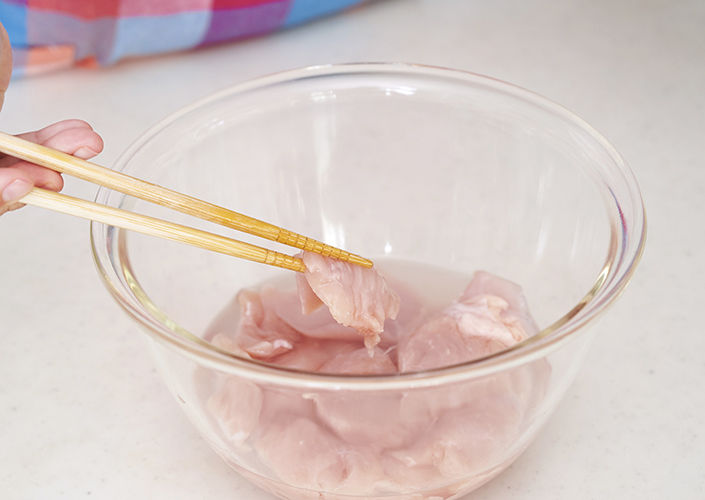 鶏肉をブライン液に漬ける