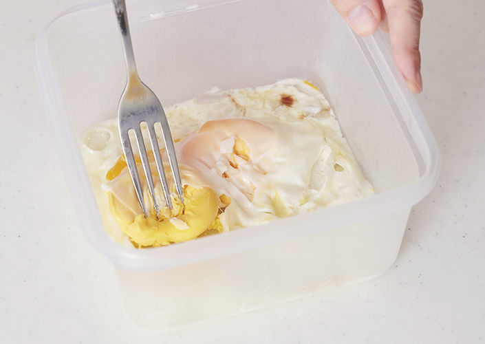 レンジでチンした卵を崩してタルタルソースに