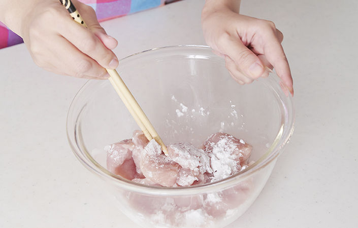 鶏肉に片栗粉を混ぜる