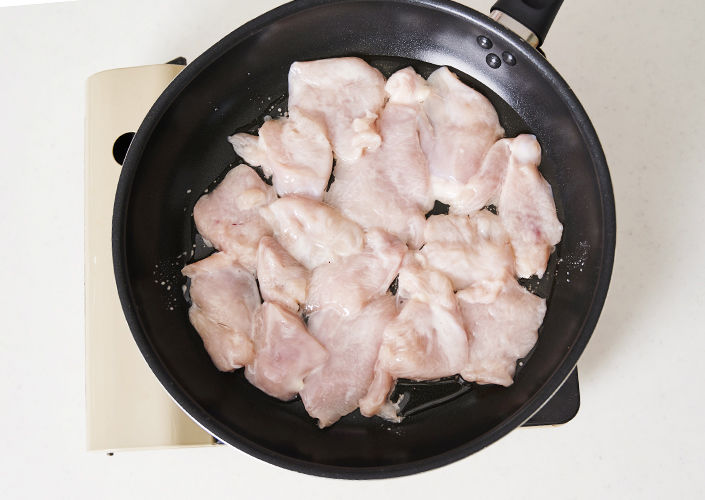 鶏肉を焼く