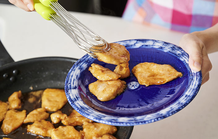 チキンが少し冷めてからタルタルソースをかける