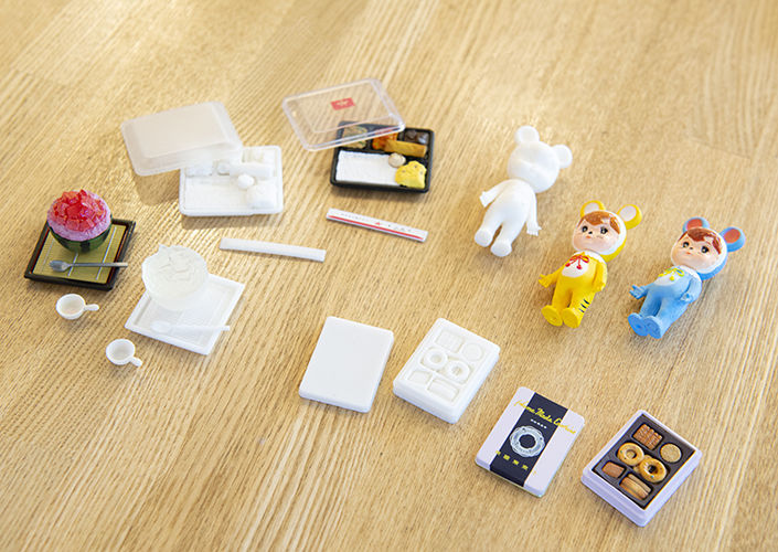 ミニチュアフィギュアのサンプルと完成品。