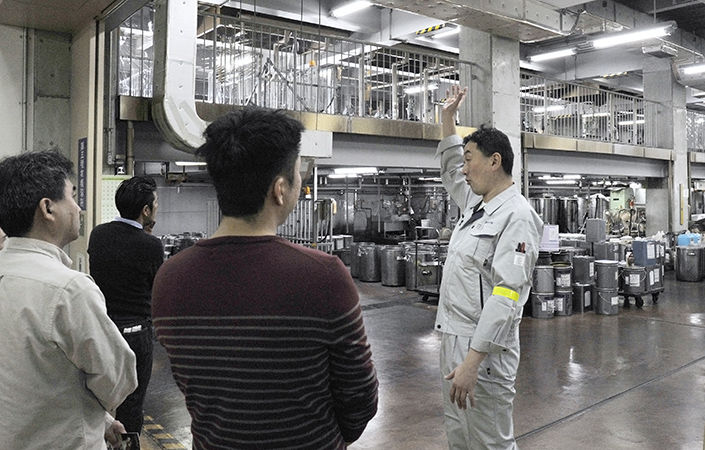 靴クリームなどを製造する工場