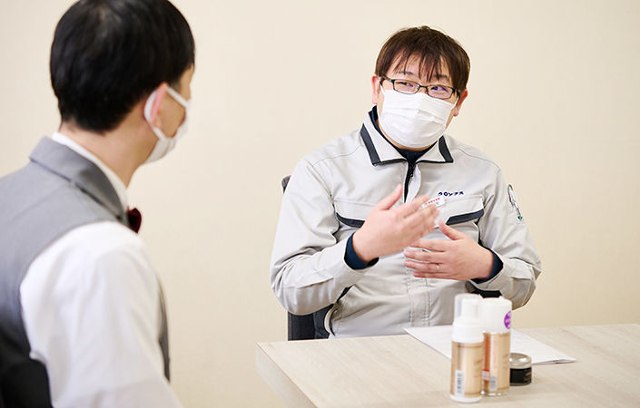 ハンズコラボアイテムについて語るシューケアマイスター森とコロンブス田所さん