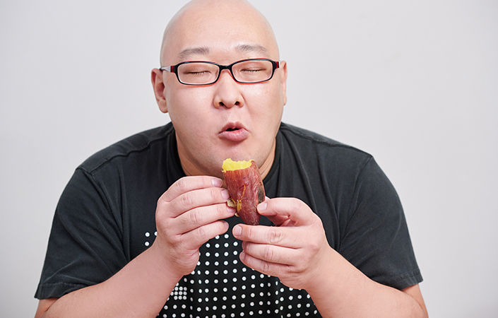 焼き芋を食べる焼き芋マニアの天谷さん