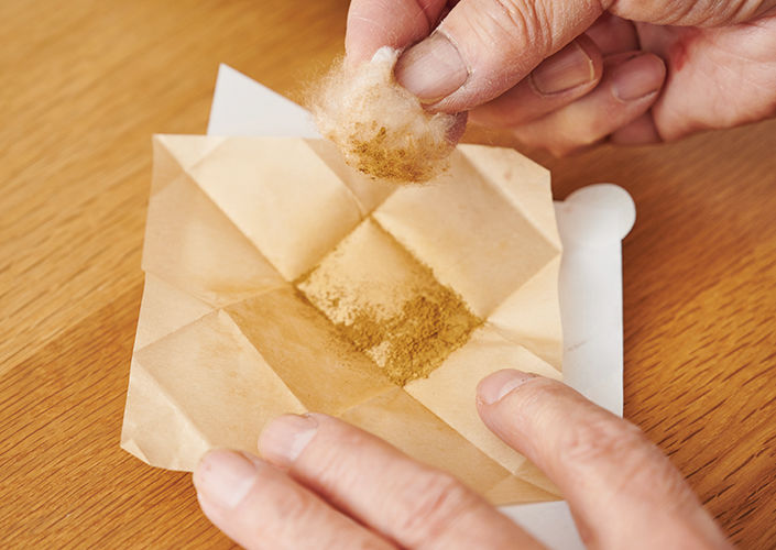 金粉を蒔く