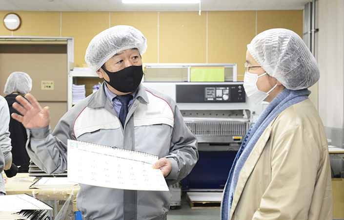 カレンダー工場見学中の大瀬