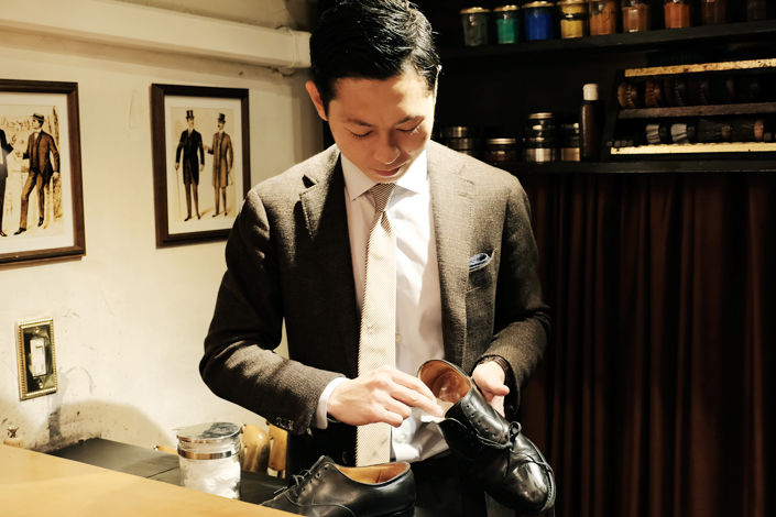靴の中を綺麗にするシューシャイン（靴みがき）の世界チャンピオン・長谷川裕也さん