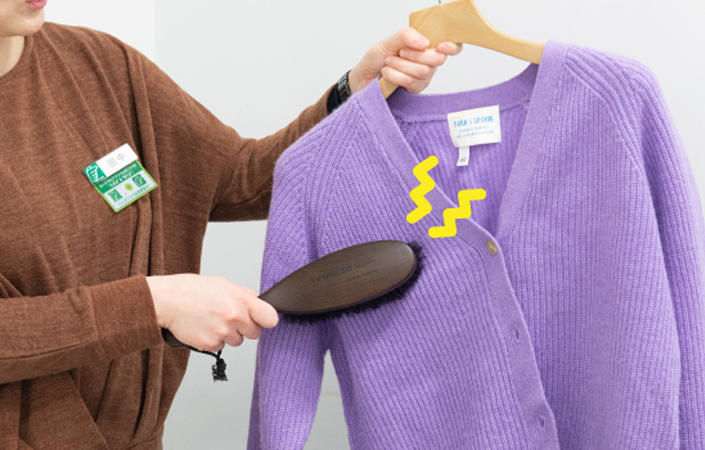 冬服をブラッシングする