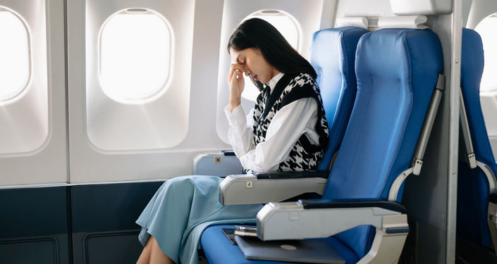 長時間の飛行機の移動で疲れてしまう理由