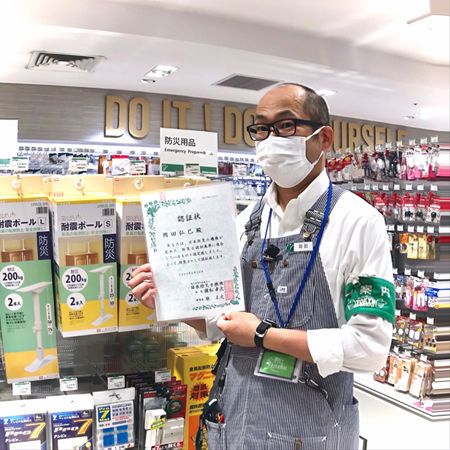 ume防01　資格証書を持つ岡田.jpg