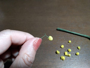 丸めたスポンジに針金をつける