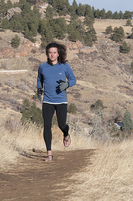 425px-Man_running,_wearing_huaraches_(running_shoe).jpg