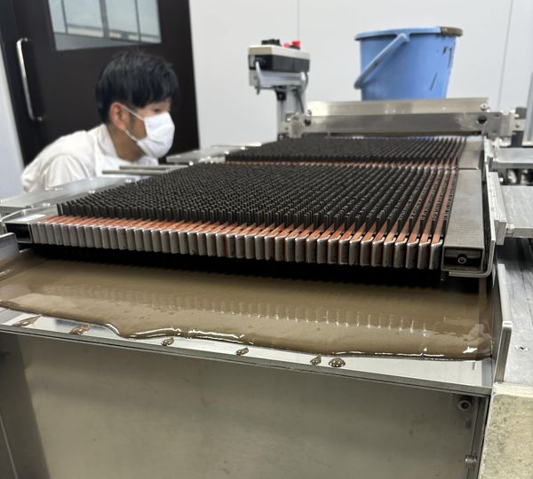 着火剤の材料を付ける作業.jpg