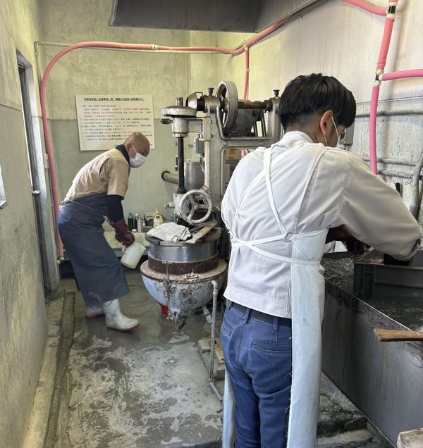 着火剤の調整作業.jpg
