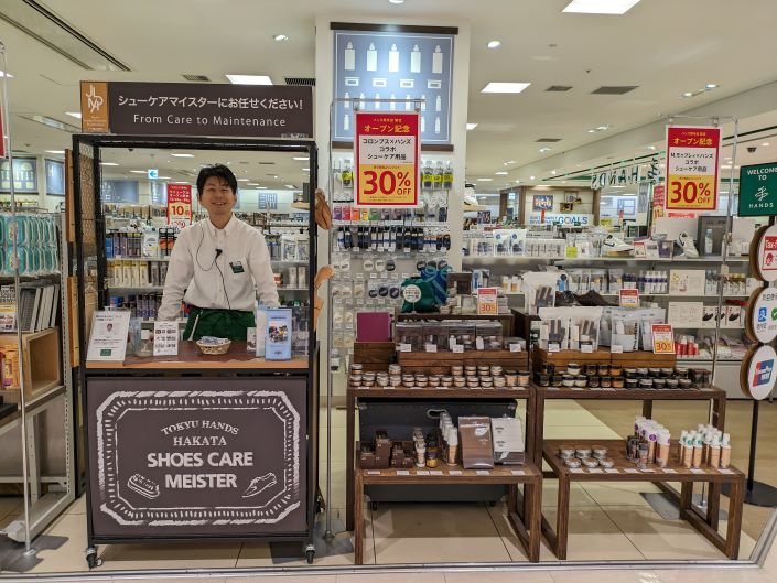 釆原さんとシューケアコーナー.jpg
